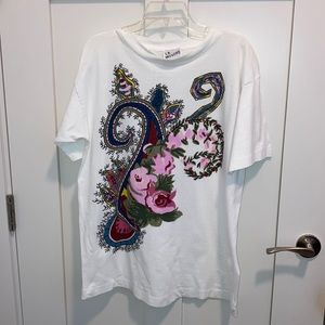 White tee shirt with front flower design. L.A.Movers.